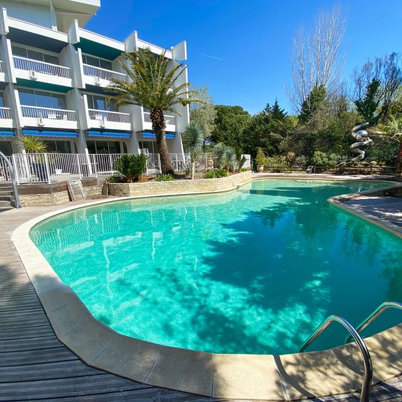 Piscine rénovée Hôtel